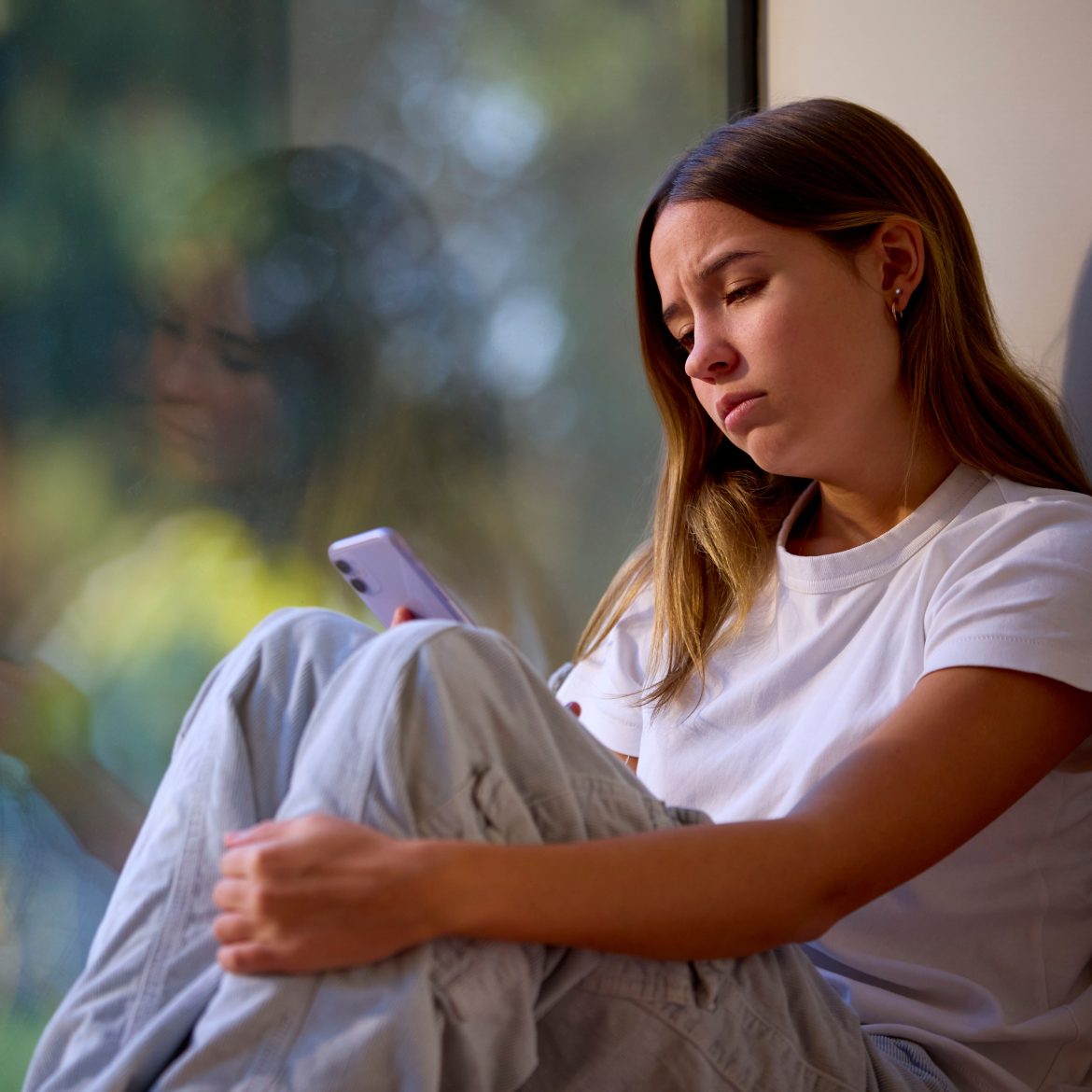 middelbare scholier op telefoon.