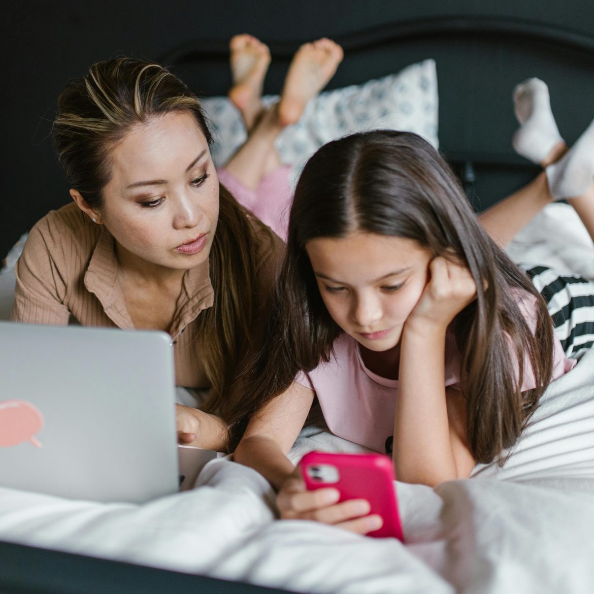 kind, moeder, social media, online buitensluiten, telefoon, bed