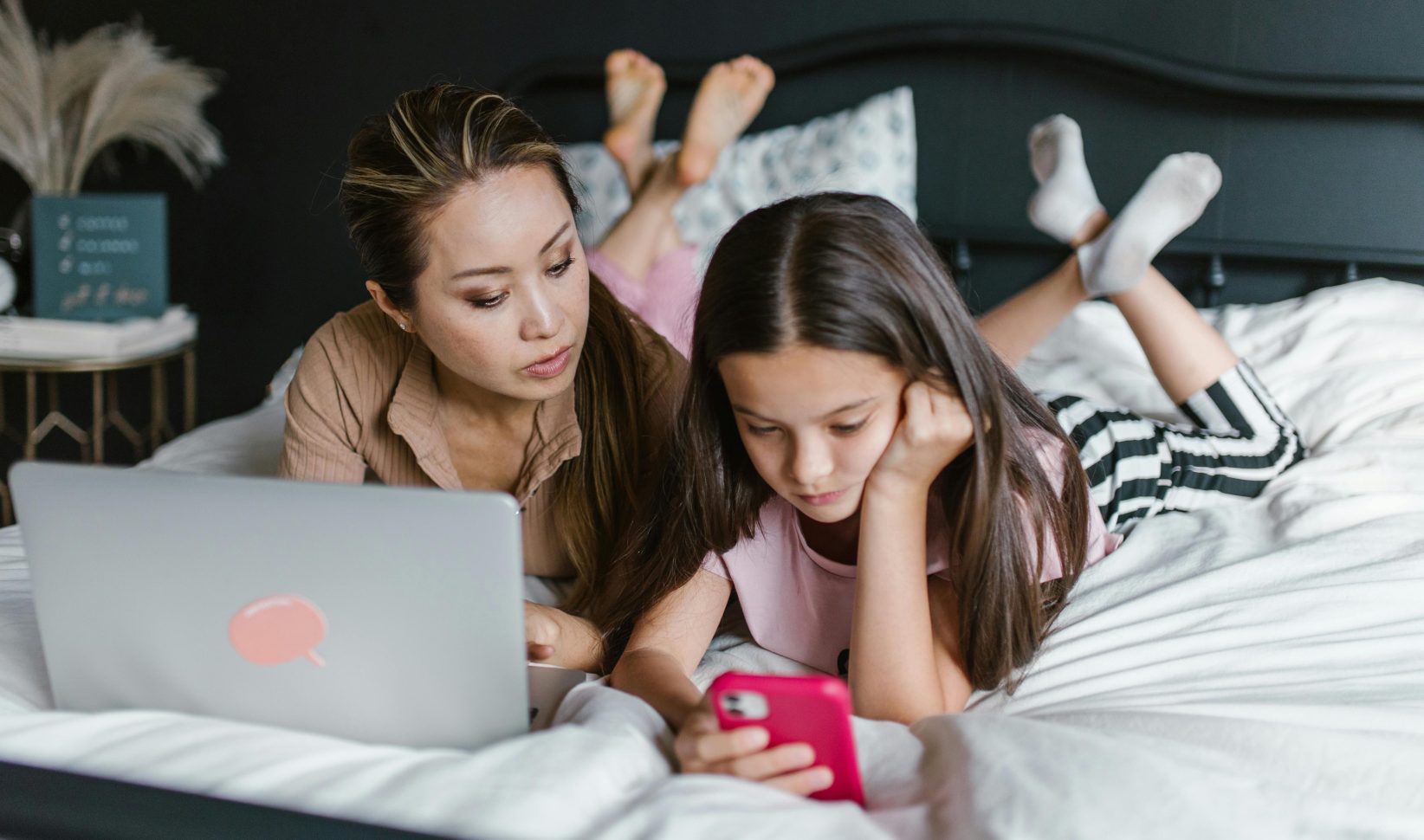 kind, moeder, social media, online buitensluiten, telefoon, bed