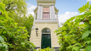 Thumbnail voor Een sprookje? Nee, het kan écht: wonen in een romantische theekoepel midden in het bos
