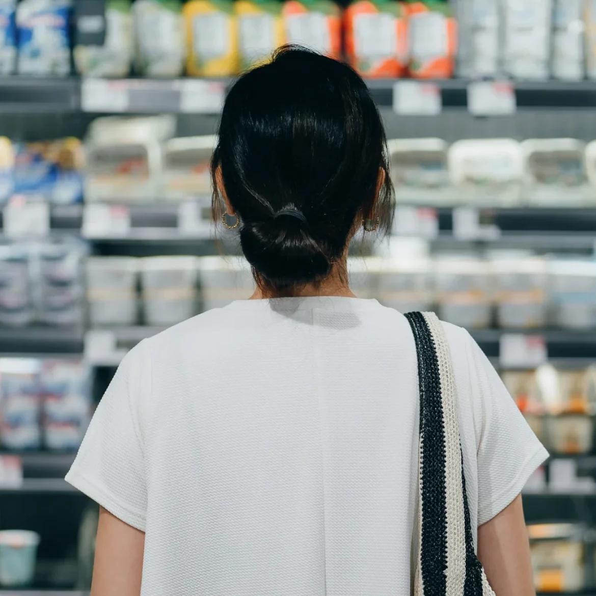 Vrouw boodschappen doen stapelkortingen
