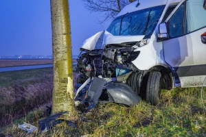 Code oranje door gladheid, busje is tegen een boom gebotst