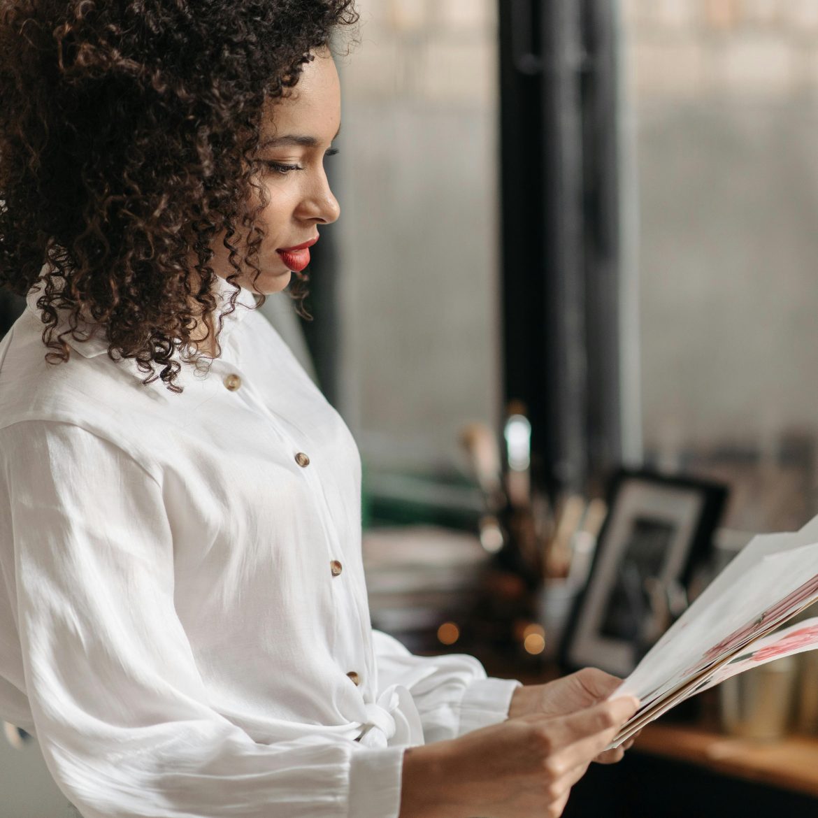 Vrouw met foto's in haar hand