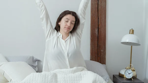 Soft morning (vrouw die opstaat)