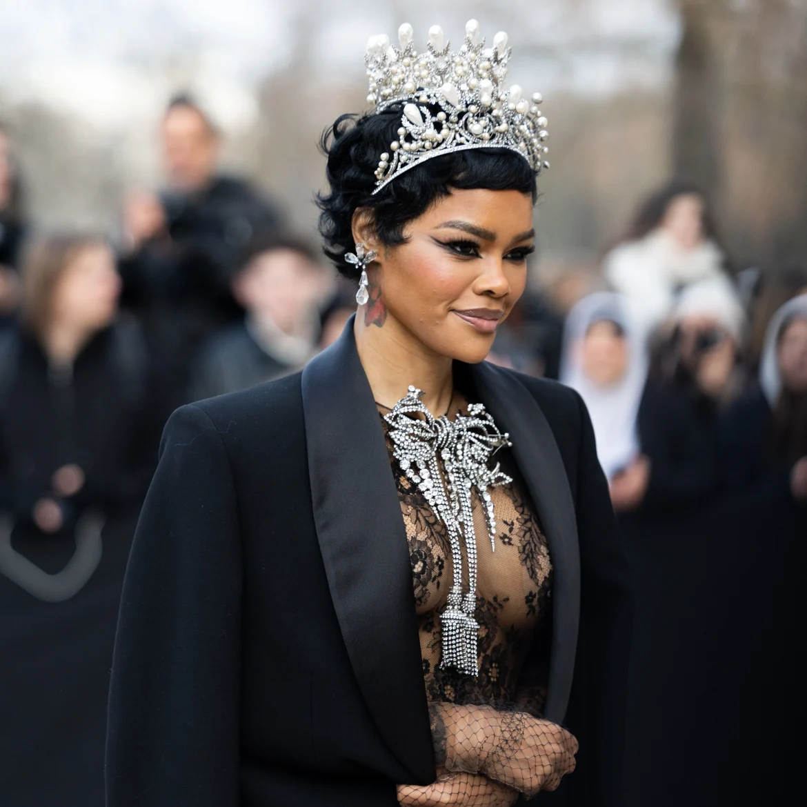 Teyana Taylor met de sieraden in Parijs
