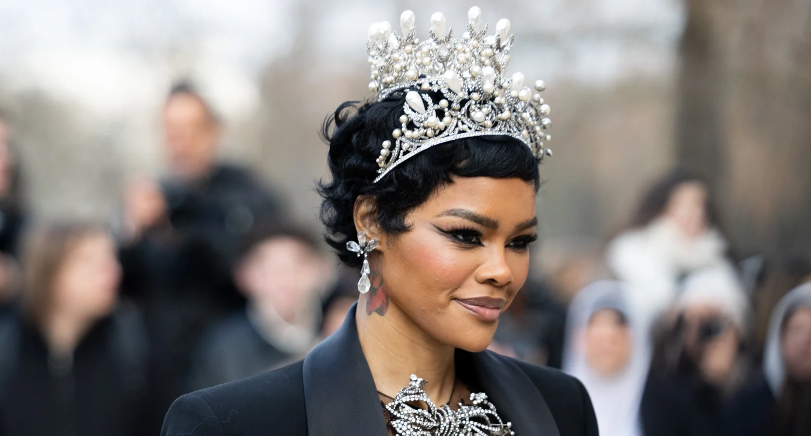 Teyana Taylor met de sieraden in Parijs