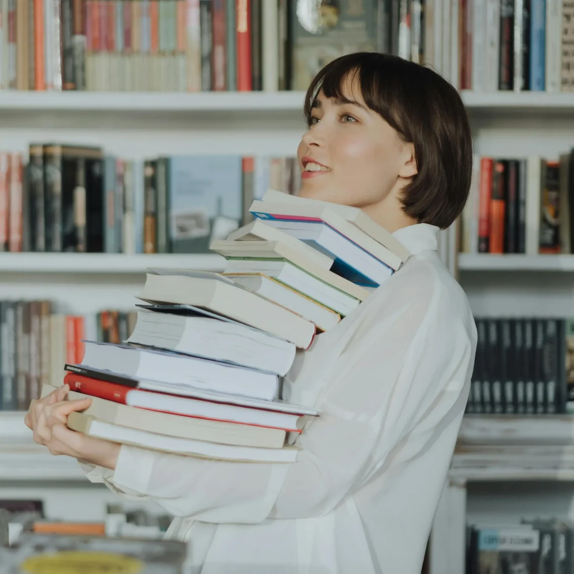 boeken vrouw, boekenwinkel