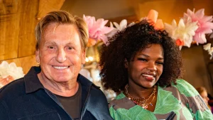 Thumbnail voor Kleindochter Emma over band met Henny Huisman: 'We zijn wat meer uit elkaar op dit moment'