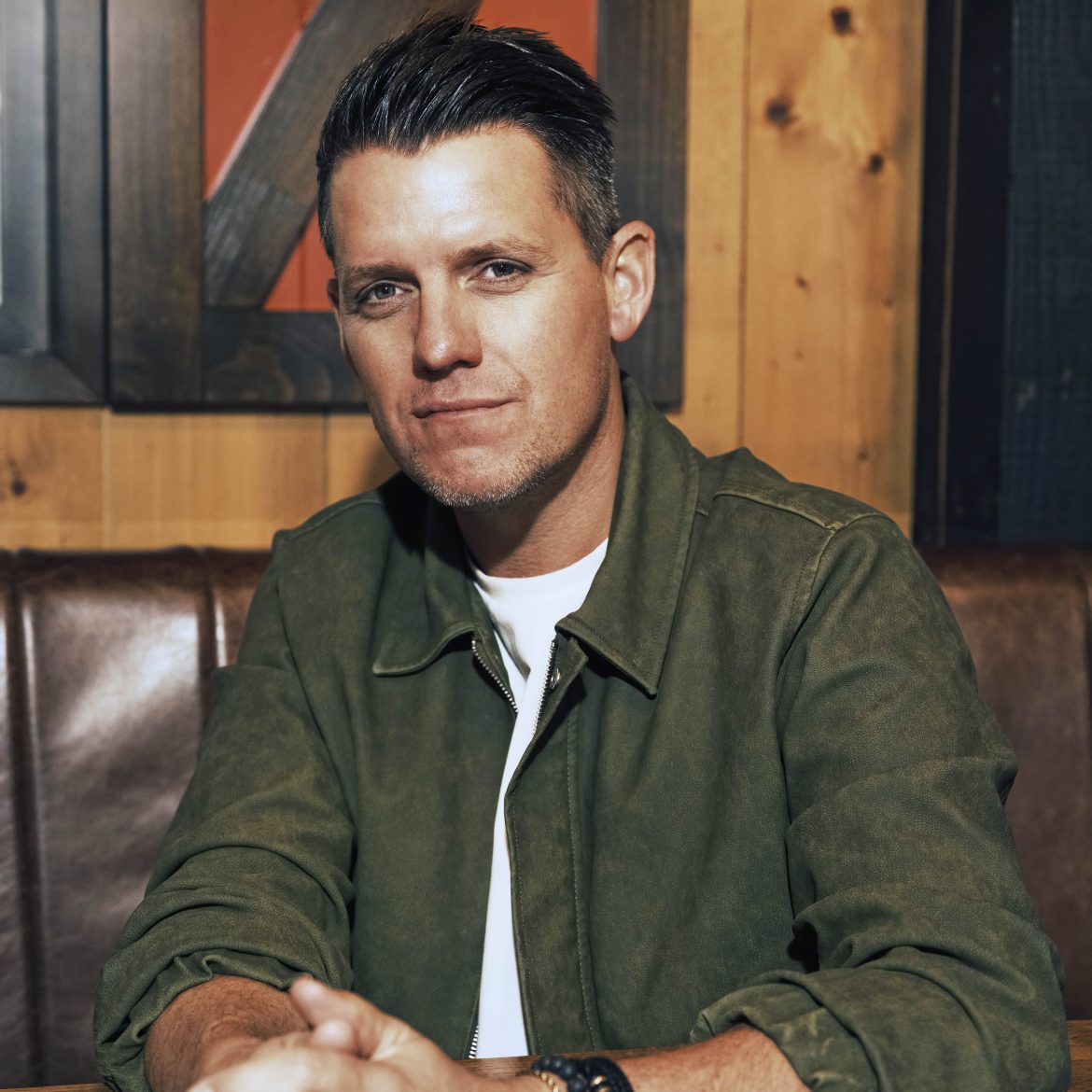 Hier eet Kees Tol het liefst: 'Ze hebben het mooiste terras van Volendam'