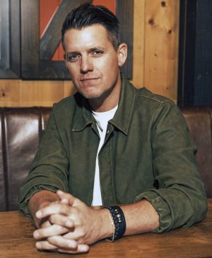 Hier eet Kees Tol het liefst: 'Ze hebben het mooiste terras van Volendam'