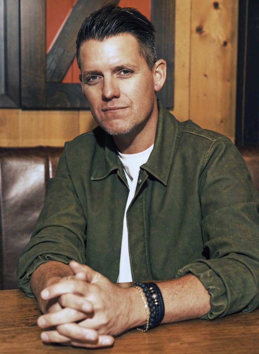 Hier eet Kees Tol het liefst: 'Ze hebben het mooiste terras van Volendam'