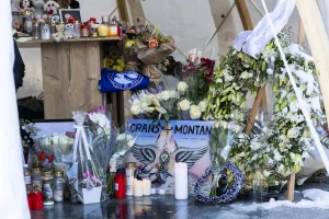 Thumbnail voor Medewerker van bar in Crans-Montana filmde weken voor vuurzee gevaarlijk plafond: 'Het deugt hier niet'