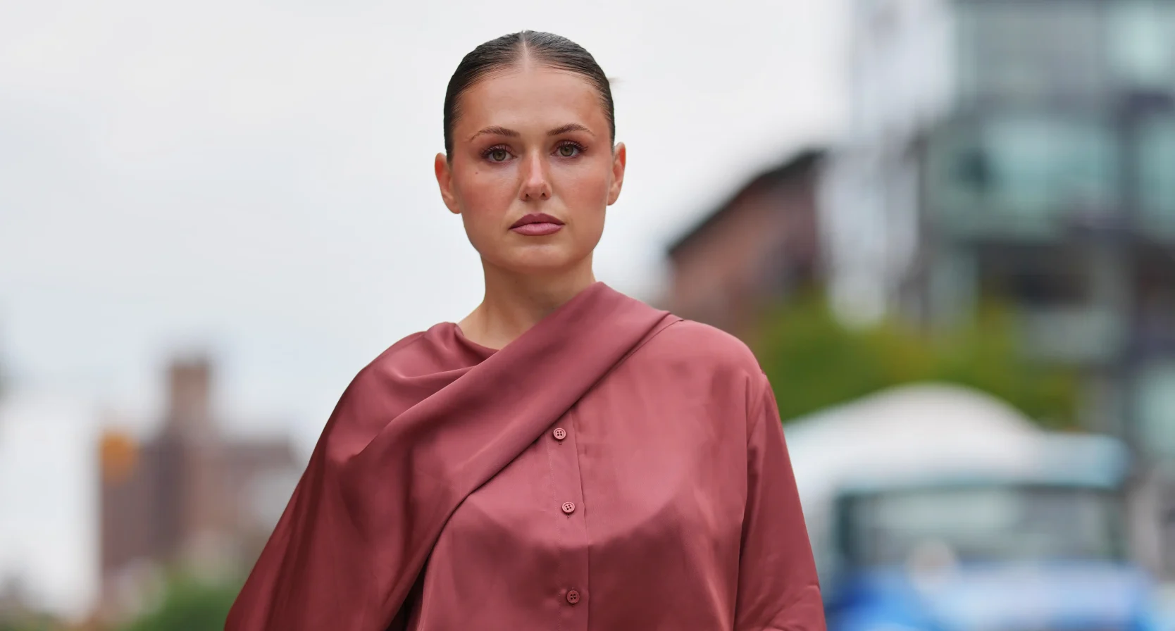 Vrouw met capeblouse