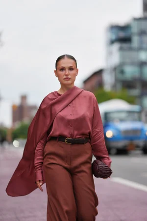 Vrouw met capeblouse