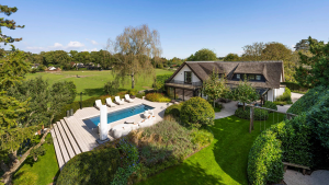 Thumbnail voor Hoe cool: deze luxe villa in Blaricum heeft een geheime deur (en hier kom je dan uit)