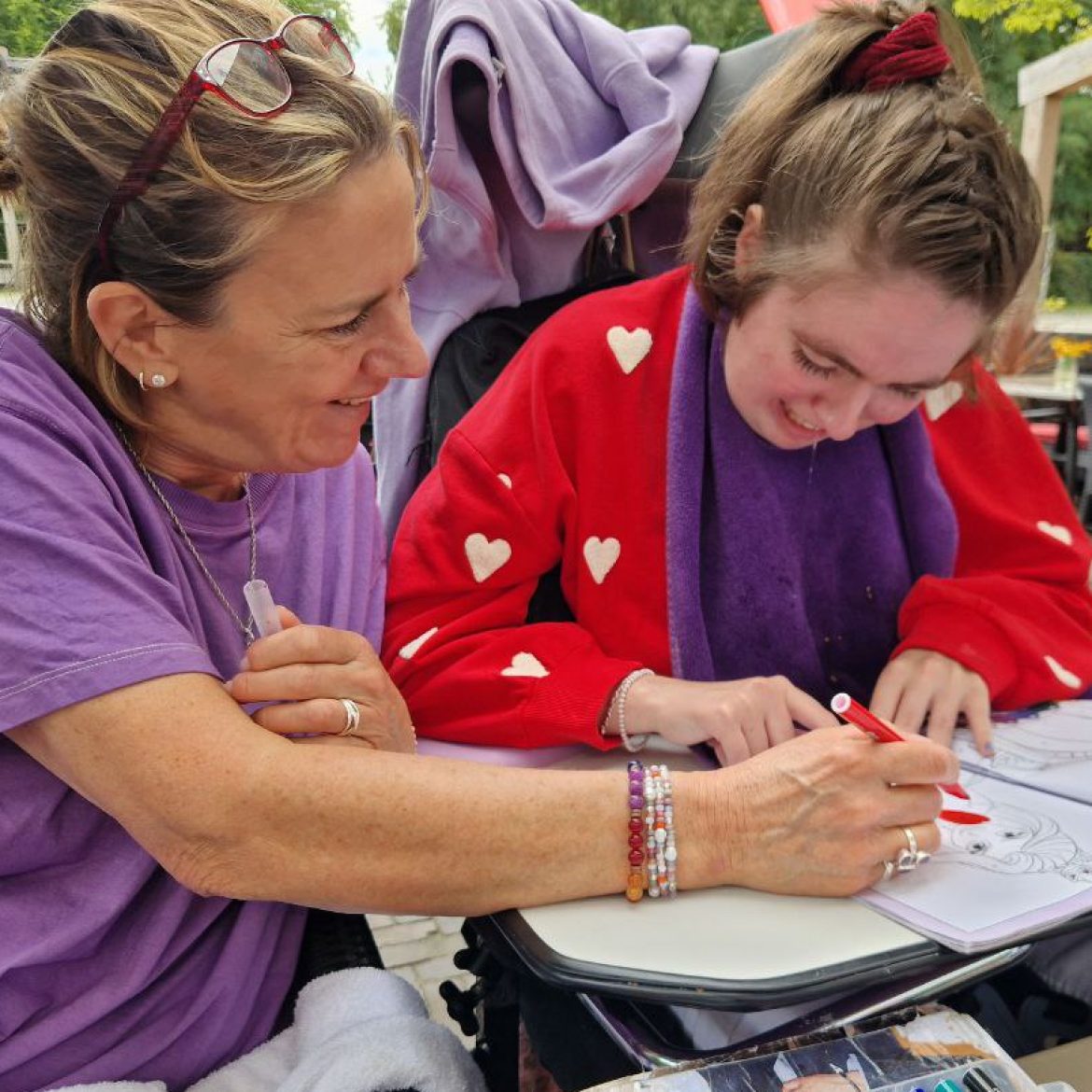 Sinds haar 12e verliest Gabriella (26) haar spraak en motoriek, moeder Caroline: 'Ze is nu een grote, lieve baby'