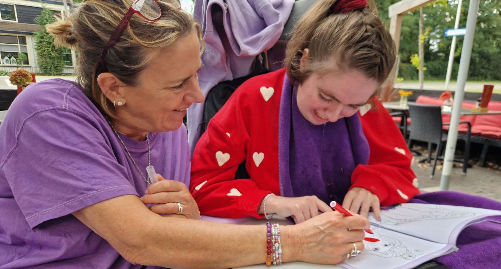 Sinds haar 12e verliest Gabriella (26) haar spraak en motoriek, moeder Caroline: 'Ze is nu een grote, lieve baby'