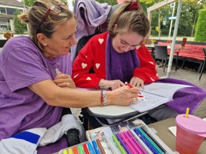 Sinds haar 12e verliest Gabriella (26) haar spraak en motoriek, moeder Caroline: 'Ze is nu een grote, lieve baby'