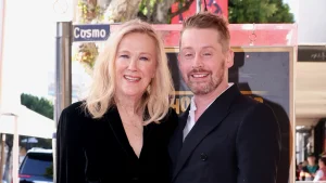 Macaulay Culkin en Catherine O'Hara in 2023