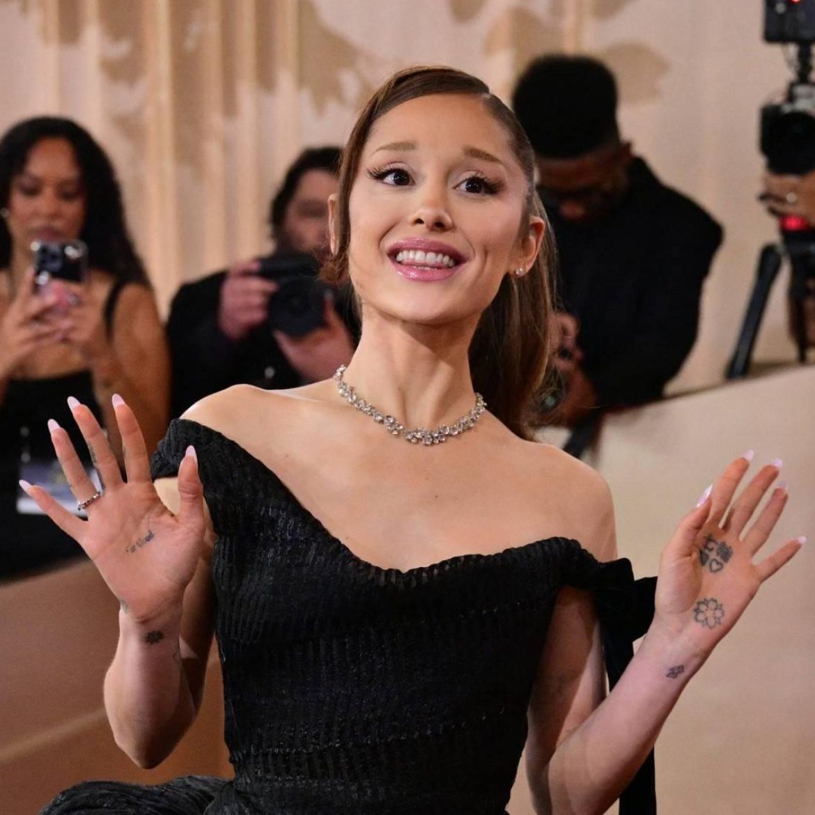 Ariana Grande lijkt zes vingers te hebben door Photoshop-blunder