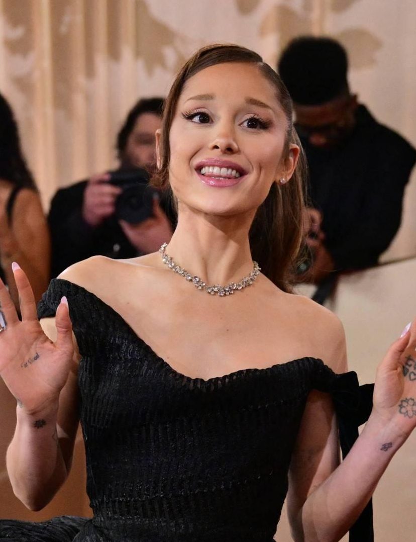 Ariana Grande lijkt zes vingers te hebben door Photoshop-blunder