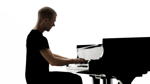 Armin van Buuren achter zijn piano