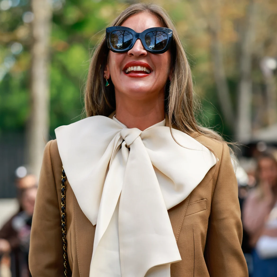 Vrouw met strikblouse aan