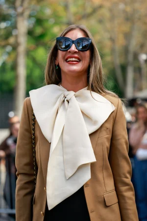 Vrouw met strikblouse aan