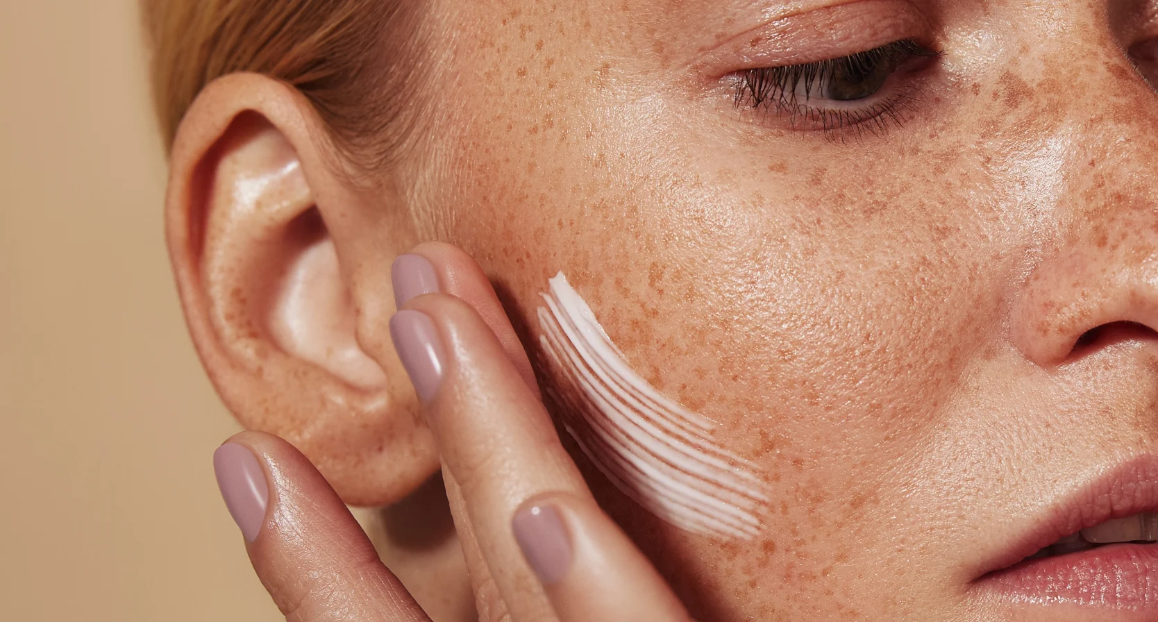 Vrouw crème gezicht