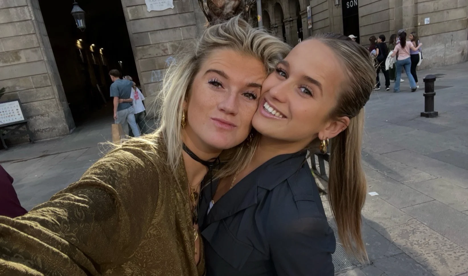 Julie verloor haar grote zus Paula: 'Elke nieuwe herinnering is er één zonder haar'