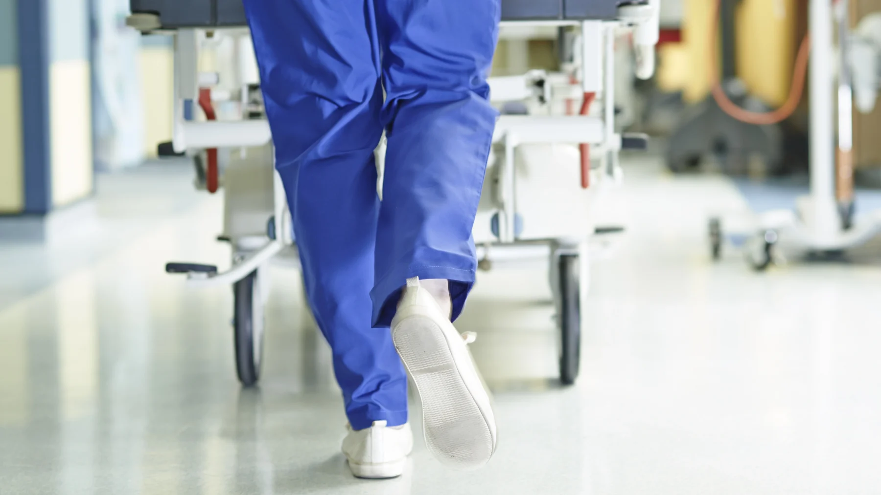 Meer bezoeken aan spoedeisende hulp door gebruik nicotineproducten, illustratief beeld van benen arts in ziekenhuis