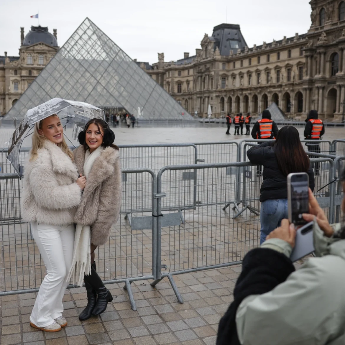Zo ziet de kroon eruit die dieven vorig jaar probeerden te stelen uit het Louvre