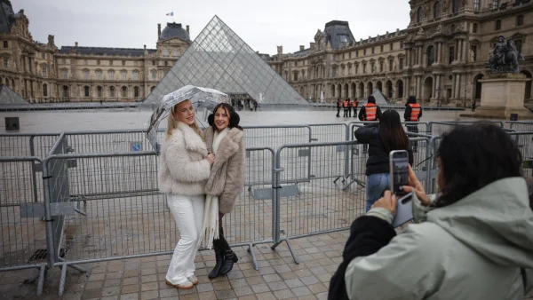 Zo ziet de kroon eruit die dieven vorig jaar probeerden te stelen uit het Louvre