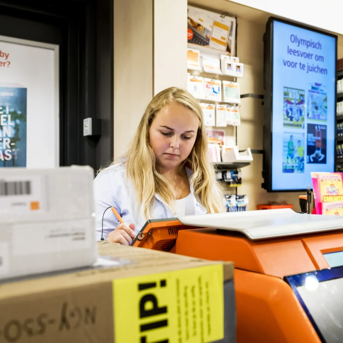 Bruna gaat viral door poster met ongelukkig kleurgebruik: 'Staat er nou carnaval of anaal?'