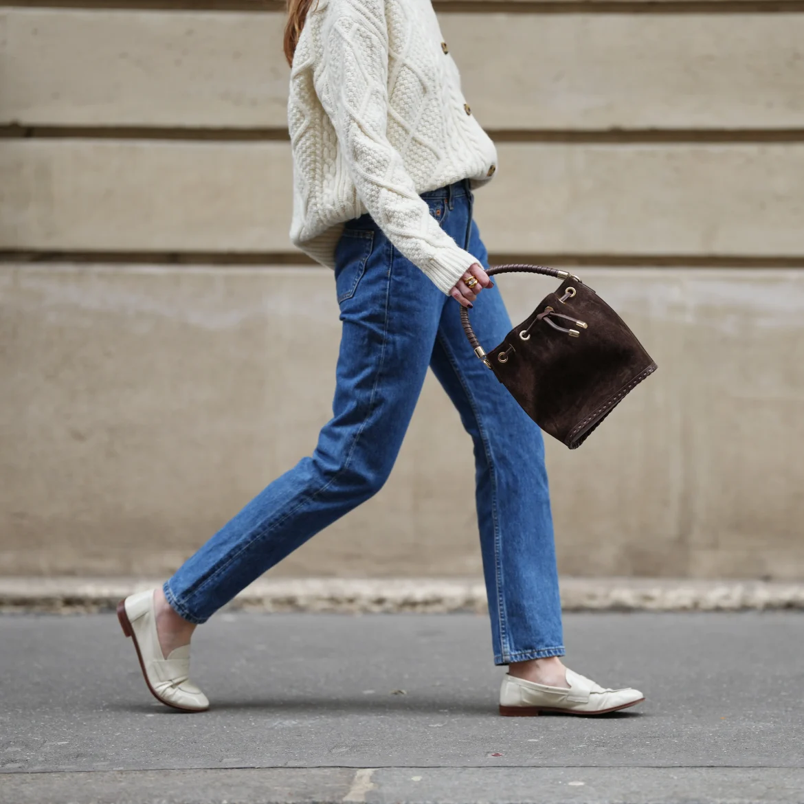 Vrouw op straat met cigarette jeans aan