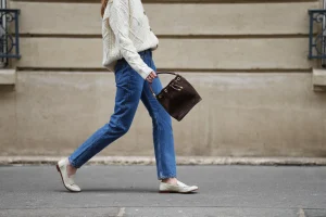Vrouw op straat met cigarette jeans aan