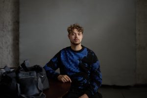 Thumbnail voor 'Hij is pas 21 jaar en raakte ernstig verslaafd om het harde leven als dakloze draaglijk te maken'