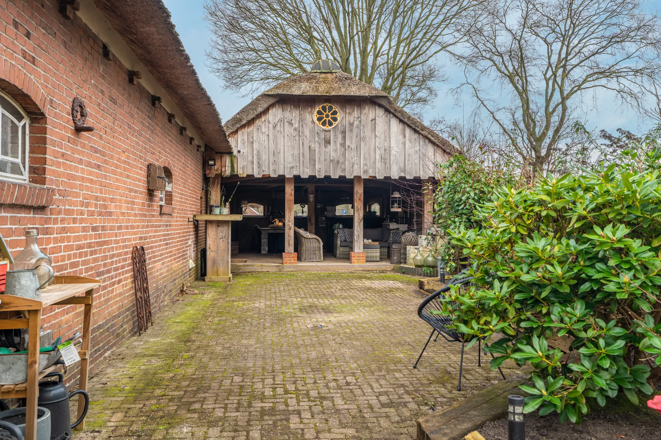 Houten schuur op de woonboerderij