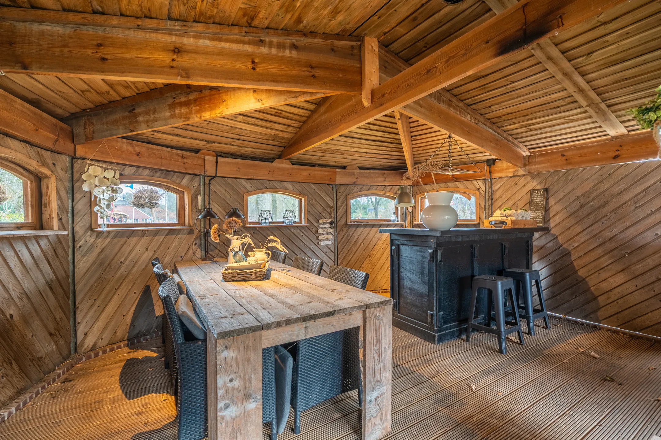 Houten schuur op de woonboerderij