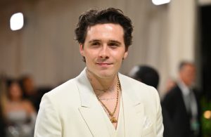 Komt dit nog goed? Brooklyn Beckham verwijdert 'papa'-tattoo na familieruzie