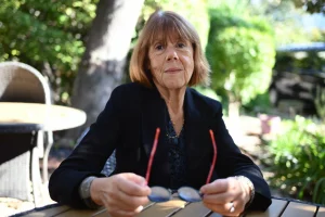 Thumbnail voor Gisèle Pelicot in nieuw boek: 'Ik weiger gereduceerd te worden tot het gemartelde lichaam waar mijn ziel niet in zat'