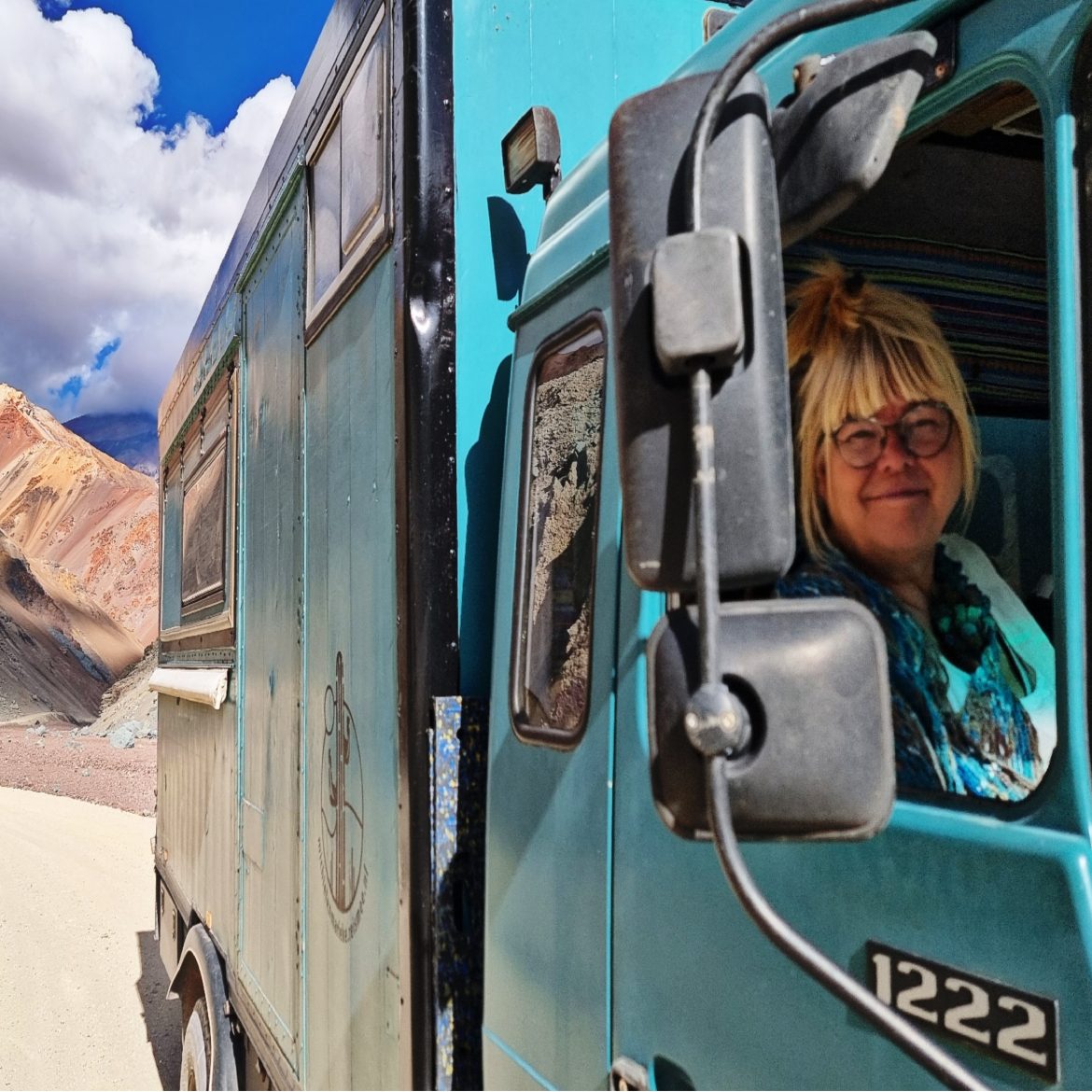 Marieke reist met een verbouwde vrachtwagen de wereld over