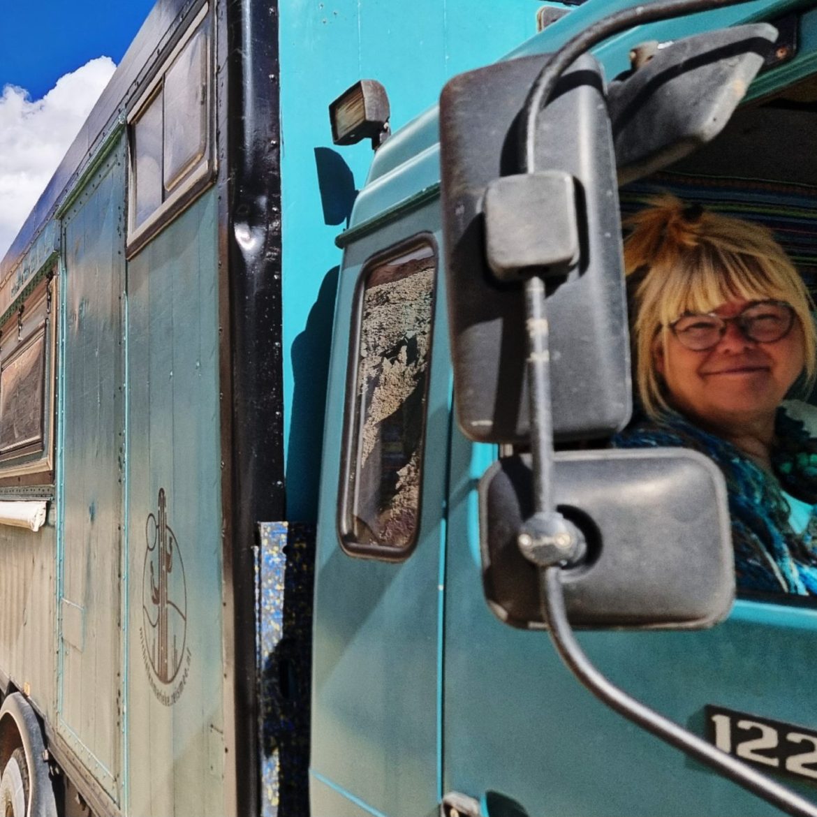 Marieke reist met een verbouwde vrachtwagen de wereld over