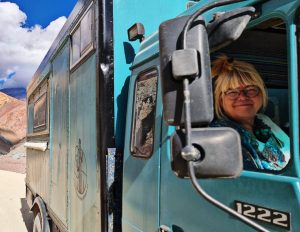 Thumbnail voor 'We zijn een aantal dagen gegijzeld bij de Braziliaanse grens': Marieke (56) reist in een vrachtwagen de wereld over