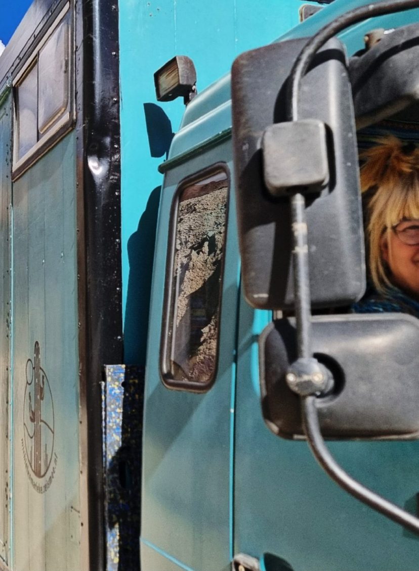 Marieke reist met een verbouwde vrachtwagen de wereld over