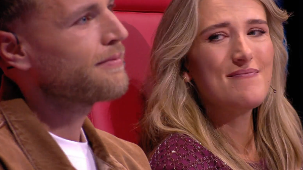 Het verhaal van Evi in 'The Voice' raakt Freek en Suzan diep: 'Ik ging ook door een donkere periode'