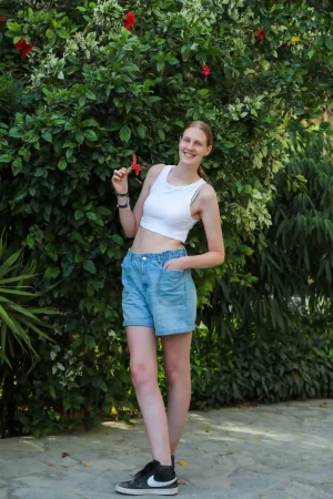 Thumbnail voor Maud (17) is 1.98 meter: 'Kitten heels vinden in maat 46 is best lastig'