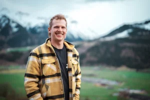 Thumbnail voor 'Winter Vol Liefde'-Jorik over het huidige seizoen: 'Je ziet op tv niet hoe gezellig Hanneke écht is'