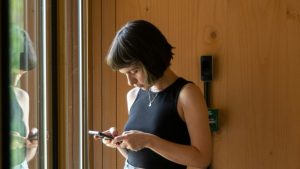 Thumbnail voor Alisia knapt afgedankte bank op en krijgt Tikkie van de vorige eigenaar: 'Had hem gratis gekregen'