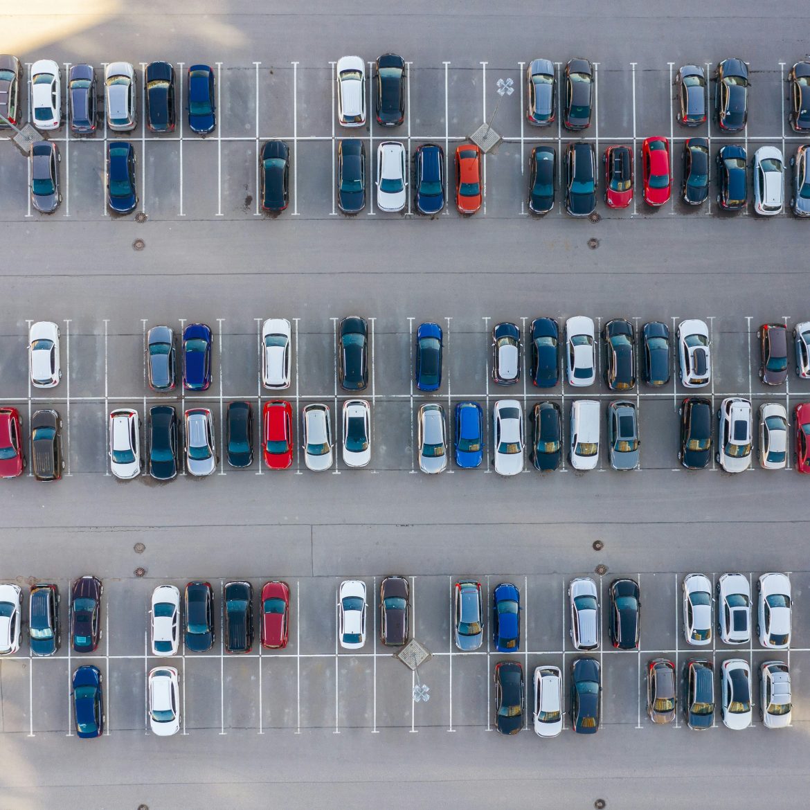 Geparkeerde auto's op een parkeerplaats